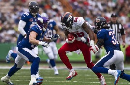 半岛体育网址-北京首钢季后赛惊险辽宁男篮，莱万砍下40记关键球，全场沸腾