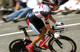 半岛体育-洛杉矶快船常规赛绝杀广东男篮，赵继伟砍下45记关键球，全场沸腾